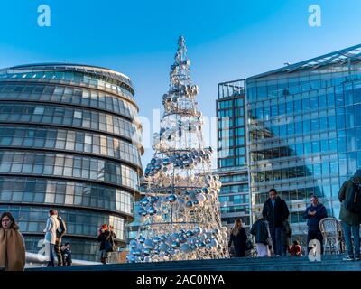 London, England, Großbritannien - 29 November 2019: Weihnachtsbaum dekoriert im Freien an einem Tag Zeit für Winterurlaub Feier in einem schönen Marktplatz von Stockfoto