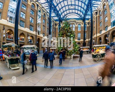 London, England, Großbritannien - 29 November 2019: Weihnachtsbaum dekoriert im Freien an einem Tag Zeit, feiern Winterurlaub in einem schönen Platz in mehr Lond Stockfoto