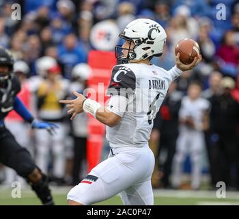 Memphis, TN, USA. 29 Nov, 2019. Cincinnati's Ben Bryant #6 reicht zurück die Kugel während der NCAA Football Spiel zwischen der Memphis Tigers und die Cincinnati Bearcats an Liberty Bowl Memorial Stadium in Memphis, TN zu werfen. Kyle Okita/CSM/Alamy leben Nachrichten Stockfoto