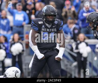 Memphis, TN, USA. 29 Nov, 2019. Memphis' Joseph Dorceus #94 feiert einen Sack während der NCAA Football Spiel zwischen der Memphis Tigers und die Cincinnati Bearcats an Liberty Bowl Memorial Stadium in Memphis, TN. Kyle Okita/CSM/Alamy leben Nachrichten Stockfoto