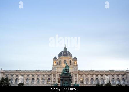 Kaiserin Maria Theresia Statue, im 19. Jahrhundert gebaut, auf Maria Theresien Platz, mit Blick auf die Kunst Museum Kunsthistorisches Museum Wien in Wien, Österreich Stockfoto