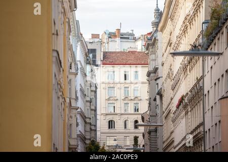 Typisch österreichisch-ungarischen Fassaden Witz der alten Fenster in einer engen Straße von Innere Stadt, die Innenstadt von Wien, Österreich, im 1. Bezirk Bezirk Stockfoto