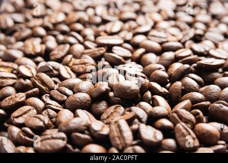 Eine Nahaufnahme von einem Spread von gerösteten Kaffeebohnen. Stockfoto