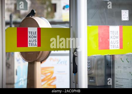 Wien, ÖSTERREICH - NOVEMBER 6, 2019: Telekom Austria Logo auf einer Ihrer münztelefon Ständen in Wien. Es ist der frühere Name von Telefon und Internet ca Stockfoto