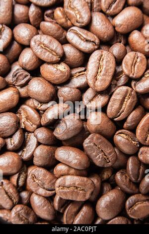 Eine Nahaufnahme von einem Spread von gerösteten Kaffeebohnen. Stockfoto