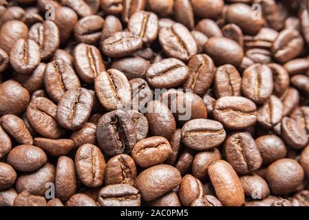 Eine Nahaufnahme von einem Spread von gerösteten Kaffeebohnen. Stockfoto