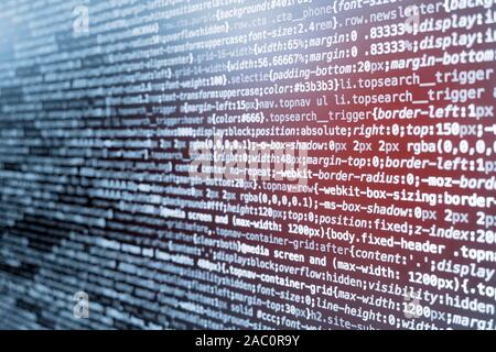 Komprimiert CSS Programmierung Code auf dem Bildschirm in Blautönen und rotes Licht Leck Stockfoto