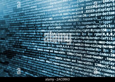 Komprimiert CSS Programmierung Code auf dem Bildschirm in blau Tönen Stockfoto