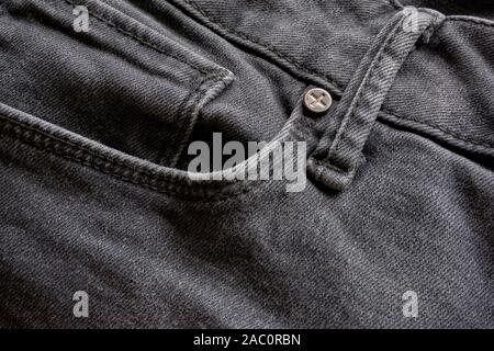 Textur von schwarzen Jeans Stoff mit Tasche und Gürtelschlaufe Nahaufnahme Stockfoto
