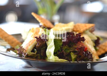 Halloumi leckere mediterrane Salate durch Top Qualität Köche mit sauberen, natürlichen biologischen Zutaten zubereitet und in einem weißen Porzellan Schüssel serviert. Stockfoto