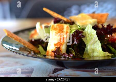Halloumi leckere mediterrane Salate durch Top Qualität Köche mit sauberen, natürlichen biologischen Zutaten zubereitet und in einem weißen Porzellan Schüssel serviert. Stockfoto
