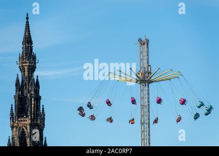 Die äußerst beliebten Weihnachtsfeierlichkeiten der schottischen Hauptstadt beginnen offiziell an diesem Wochenende mit Light Night am Sonntag. Stockfoto