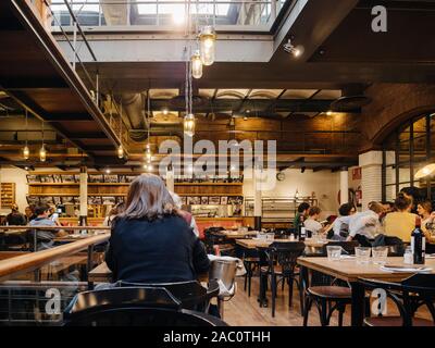 Barcelona, Spanien - 17.November 2017: Pespective Blick auf eine traditionelle katalanische Küche Restaurant mit Clients in einem ehemaligen industriellen Dachboden entfernt Stockfoto