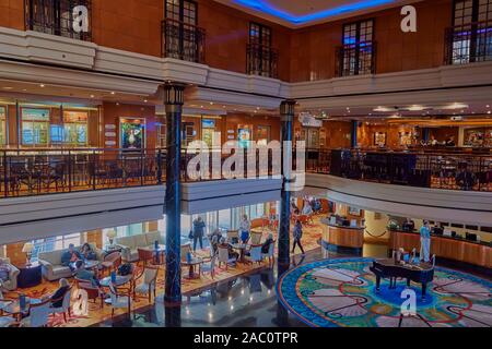 An Bord der Norwegian Spirit Kreuzfahrtschiff auf einem der Shopping und Cafe Decks und Atrium. Stockfoto