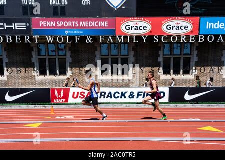 High School Jungen 4 x 400 Läufer 2019 Penn Relais konkurrieren. Stockfoto