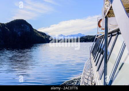 Segeln See Nahuel Huapi in einem Katamaran in Arrayanes National Park, Villa La Angostura, Patagonien, Argentinien Stockfoto