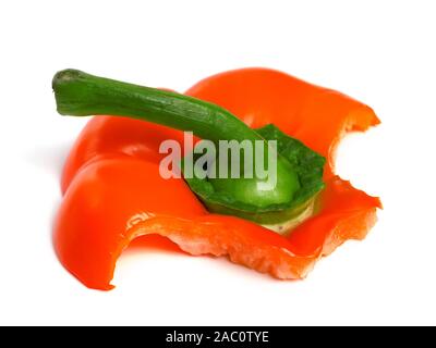 Reste von roter Paprika mit Biss mark. Auf weissem Hintergrund. Stockfoto