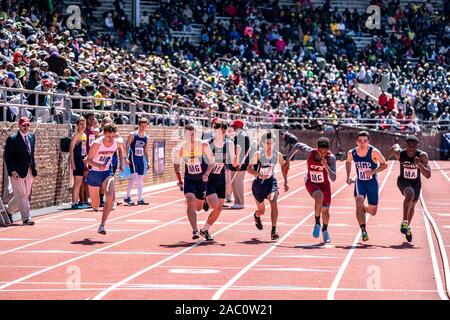 High School Jungen 4 x 400 Läufer 2019 Penn Relais konkurrieren. Stockfoto