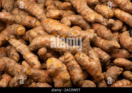 Stapel von frischem Gelbwurz Wurzeln Stockfoto