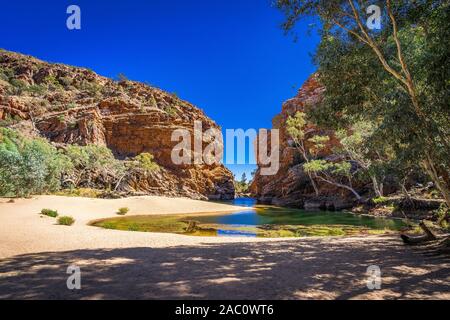 Ellery Creek Big Hole und Umgebung in die West MacDonnell Ranges in den entlegenen nördlichen Gebiet der Zentral Australien Stockfoto