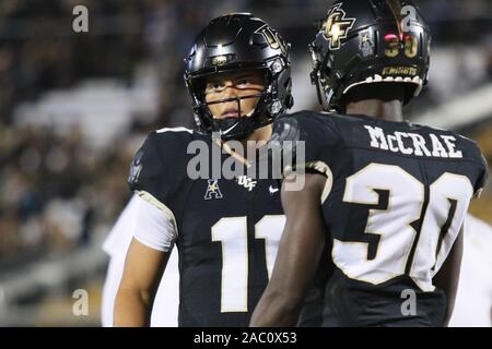 Orlando, Florida, USA. 29 Nov, 2019. UCF Ritter quarterback Dillon Gabriel (11) und die UCF Ritter zurück läuft, Greg McCrae (30) warm up vor dem NCAA Football Spiel zwischen der South Florida Bulls und die UCF Ritter bei Spectrum Stadion in Orlando, Florida statt. Andrew J. Kramer/Cal Sport Media/Alamy leben Nachrichten Stockfoto