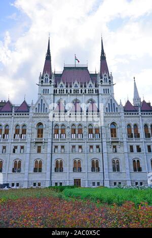 BUDAPEST, UNGARN-28 MAI 2019 - Blick auf das Wahrzeichen der Ungarischen Parlament (Parlament von Budapest) in Budapest, Ungarn. Stockfoto