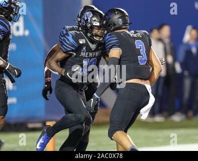 Memphis, TN, USA. 29 Nov, 2019. Memphis WR Damonte Coxie #10 feiert einen Touchdown während der NCAA Football Spiel zwischen der Memphis Tigers und die Cincinnati Bearcats an Liberty Bowl Memorial Stadium in Memphis, TN. Kyle Okita/CSM/Alamy leben Nachrichten Stockfoto