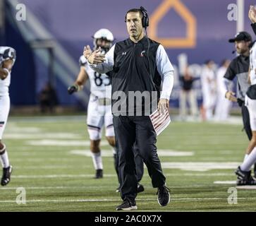 Memphis, TN, USA. 29 Nov, 2019. Cincinnati Haupttrainer Luke Fickell Bewegungen für seine Mannschaft an der Seitenlinie während der NCAA Football Spiel zwischen der Memphis Tigers und die Cincinnati Bearcats an Liberty Bowl Memorial Stadium in Memphis, TN zu kommen. Kyle Okita/CSM/Alamy leben Nachrichten Stockfoto