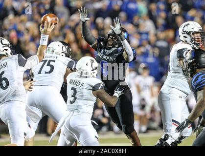 Memphis, TN, USA. 29 Nov, 2019. Xavier Cullins #8 Zu bat Sie einen Pass während der NCAA Football Spiel zwischen der Memphis Tigers und die Cincinnati Bearcats an Liberty Bowl Memorial Stadium in Memphis, TN. Kyle Okita/CSM/Alamy leben Nachrichten Stockfoto