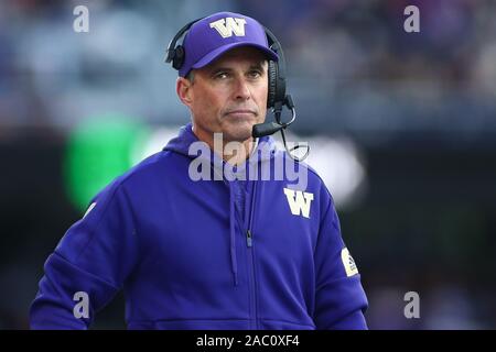 November 29, 2019: Washington Schlittenhunde Head Coach Chris Petersen sieht bis auf die Anzeigetafel während eines Spiels zwischen die Washington State Cougars und Washington Schlittenhunde Husky Stadium in Seattle, WA für die 112 Apple Schale. Die Schlittenhunde gewann 31-13 ihre 7. gerade Apple Cup zu gewinnen. Sean Brown/CSM Stockfoto