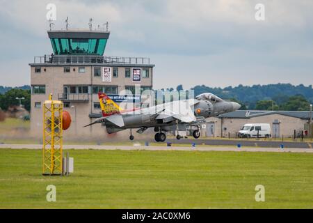 Einer der Höhepunkte des2019 Royal Navy International Air Tag an Yeovilton, Großbritannien am 13/07/19 wurde das Display durch die Spanische Marine EAV-8B Harrier II Plus naval Fighter, der hier zu sehen ist eine konventionelle, aus und in der Luft vor der Control Tower. Stockfoto