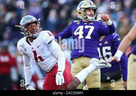 November 29, 2019: Washington Schlittenhunde kicker Peyton Henry (47) Tritt ein PAT bei einem Spiel zwischen die Washington State Cougars und Washington Schlittenhunde Husky Stadium in Seattle, WA für die 112 Apple Schale. Die Schlittenhunde gewann 31-13 ihre 7. gerade Apple Cup zu gewinnen. Sean Brown/CSM Stockfoto