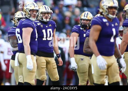 November 29, 2019: Washington Huskies quarterback Jakob Eason (10) schaut auf den Nebenerwerb für ein Spiel Anruf während eines Spiels zwischen die Washington State Cougars und Washington Schlittenhunde Husky Stadium in Seattle, WA für die 112 Apple Schale. Die Schlittenhunde gewann 31-13 ihre 7. gerade Apple Cup zu gewinnen. Sean Brown/CSM Stockfoto