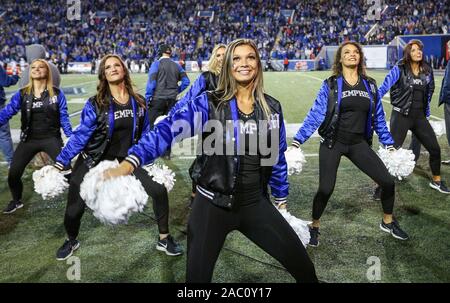 Memphis, TN, USA. 29 Nov, 2019. Die Memphis Pom-Gruppe führt an der Seitenlinie während der NCAA Football Spiel zwischen der Memphis Tigers und die Cincinnati Bearcats an Liberty Bowl Memorial Stadium in Memphis, TN. Kyle Okita/CSM/Alamy leben Nachrichten Stockfoto