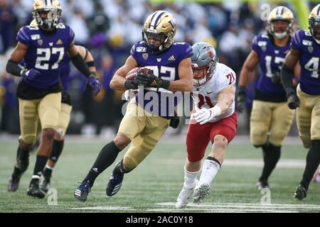 November 29, 2019: Washington Schlittenhunde Defensive zurück Trent McDuffie (22) gibt den Ball nach einem Abfangen während eines Spiels zwischen die Washington State Cougars und Washington Schlittenhunde Husky Stadium in Seattle, WA für die 112 Apple Schale. Die Schlittenhunde gewann 31-13 ihre 7. gerade Apple Cup zu gewinnen. Sean Brown/CSM Stockfoto