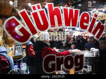 Berlin, Deutschland. 29 Nov, 2019. Mitarbeiter einer Shop verkaufen Glühwein auf dem Weihnachtsmarkt auf dem Breitscheidplatz in Berlin, Deutschland, an November 29, 2019. Credit: Shan Yuqi/Xinhua/Alamy leben Nachrichten Stockfoto