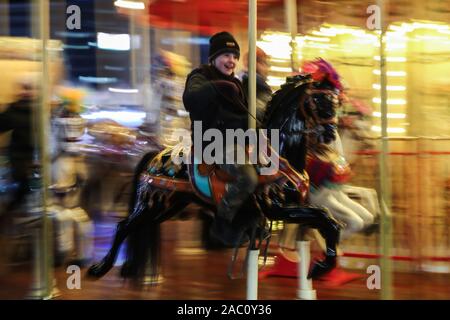 Berlin, Deutschland. 29 Nov, 2019. Ein Junge reitet auf Karussell auf dem Weihnachtsmarkt auf dem Alexanderplatz in Berlin, Deutschland, an November 29, 2019. Credit: Shan Yuqi/Xinhua/Alamy leben Nachrichten Stockfoto