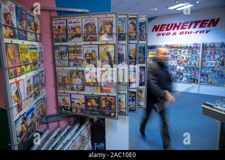 Parchim, Deutschland. 13 Nov, 2019. Ein Kunde geht durch das Video Store' Video Aktuell". Einer der letzten Video Stores in Mecklenburg-Vorpommern Vorpommern seine Türen schließt nach 29 Jahren vor Weihnachten. 1991 eröffnet, die Vermietung Service für Filme, Musik oder Computerspiele angeboten 3000 VHS-Kassetten und 4.000 DVD oder Blue Ray-Titel auf seiner Hochzeit. Von 9000 Deutschlands Videotheken, es gibt weniger als 400 Heute, nach der Vereinigung für Video und Media Einzelhändler. Credit: Jens Büttner/dpa-Zentralbild/dpa/Alamy leben Nachrichten Stockfoto