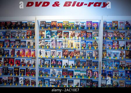 Parchim, Deutschland. 13 Nov, 2019. Tausende von filmtiteln sind für Miete in den Regalen der Videothek "Video Aktuell" zur Verfügung. Einer der letzten Video Stores in Mecklenburg-Vorpommern Vorpommern seine Türen schließt nach 29 Jahren vor Weihnachten. 1991 eröffnet, die Vermietung Service für Filme, Musik oder Computerspiele angeboten 3000 VHS-Kassetten und 4.000 DVD oder Blue Ray-Titel auf seiner Hochzeit. Von 9000 Deutschlands Videotheken, es gibt weniger als 400 Heute, nach der Vereinigung für Video und Media Einzelhändler. Credit: Jens Büttner/dpa-Zentralbild/dpa/Alamy leben Nachrichten Stockfoto