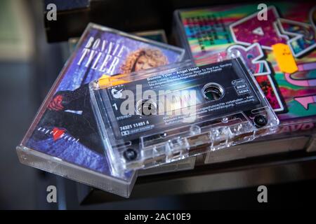 Parchim, Deutschland. 13 Nov, 2019. Eine Musikkassette mit Titeln von Bonnie Tyler ist im Shop von Video Aktuell. Einer der letzten Video Stores in Mecklenburg-Vorpommern Vorpommern seine Türen schließt nach 29 Jahren vor Weihnachten. 1991 eröffnet, die Vermietung Service für Filme, Musik oder Computerspiele angeboten 3000 VHS-Kassetten und 4.000 DVD oder Blue Ray-Titel auf seiner Hochzeit. Von 9000 Deutschlands Videotheken, es gibt weniger als 400 Heute, nach der Vereinigung für Video und Media Einzelhändler. Credit: Jens Büttner/dpa-Zentralbild/dpa/Alamy leben Nachrichten Stockfoto