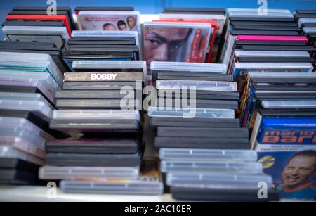 Parchim, Deutschland. 13 Nov, 2019. Tausende von filmtiteln kann aus den Regalen und Tischen Grab der Video Store' Video Aktuell" ausgeliehen werden. Einer der letzten Video Stores in Mecklenburg-Vorpommern Vorpommern seine Türen schließt nach 29 Jahren vor Weihnachten. 1991 eröffnet, die Vermietung Service für Filme, Musik oder Computerspiele angeboten 3000 VHS-Kassetten und 4.000 DVD oder Blue Ray-Titel auf seiner Hochzeit. Von 9000 Deutschlands Videotheken, es gibt weniger als 400 Heute, nach der Vereinigung für Video und Media Einzelhändler. Credit: Jens Büttner/dpa-Zentralbild/dpa/Alamy leben Nachrichten Stockfoto