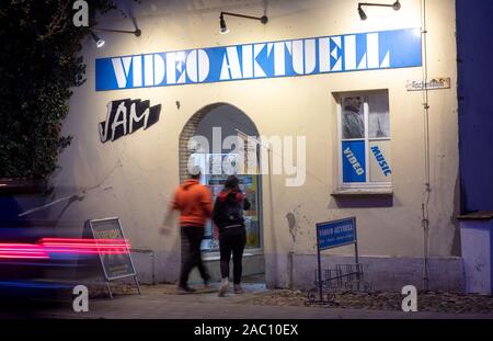 Parchim, Deutschland. 13 Nov, 2019. Am Abend Kunden an den Shop in Video Aktuell gehen. Einer der letzten Video Stores in Mecklenburg-Vorpommern Vorpommern seine Türen schließt nach 29 Jahren vor Weihnachten. 1991 eröffnet, die Vermietung Service für Filme, Musik oder Computerspiele angeboten 3000 VHS-Kassetten und 4.000 DVD oder Blue Ray-Titel auf seiner Hochzeit. Von 9000 Deutschlands Videotheken, es gibt weniger als 400 Heute, nach der Vereinigung für Video und Media Einzelhändler. Credit: Jens Büttner/dpa-Zentralbild/dpa/Alamy leben Nachrichten Stockfoto