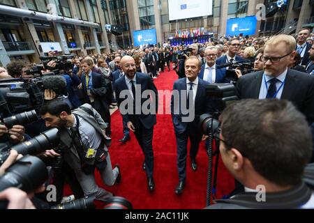 Peking, China. 1. Dez, 2019. Eingehende Präsident des Europäischen Rates Charles Michel und der scheidende Präsident Donald Tusk zu Fuß nach der Übergabe an die EU-Zentrale in Brüssel Nov. 29, 2019. Charles Michel wird das Amt von Dez. 1, 2019. Credit: Zheng Huansong/Xinhua/Alamy leben Nachrichten Stockfoto