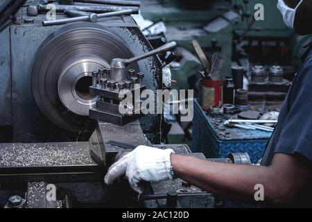 Professionelle Mitarbeiter der Fräsbearbeitung für Metallteile, Metall Maschinen in großen Industrieanlagen - Bild Stockfoto