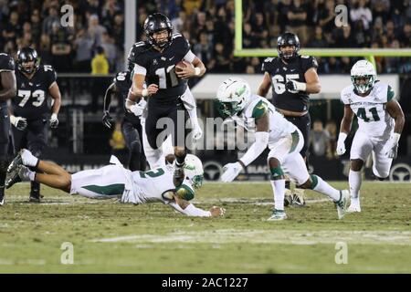 Orlando, Florida, USA. 29 Nov, 2019. UCF Ritter quarterback Dillon Gabriel (11) läuft mit dem Ball während der NCAA Football Spiel zwischen der South Florida Bulls und die UCF Ritter bei Spectrum Stadion in Orlando, Florida statt. Andrew J. Kramer/Cal Sport Media/Alamy leben Nachrichten Stockfoto