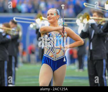 Memphis, TN, USA. 29 Nov, 2019. Ein Memphis Tigers majorette führt während der NCAA Football Spiel zwischen der Cincinnati Bearcats und die Memphis Tigers an Liberty Bowl Stadion in Memphis, TN. Kevin Langley/Sport Süd Media/CSM/Alamy leben Nachrichten Stockfoto