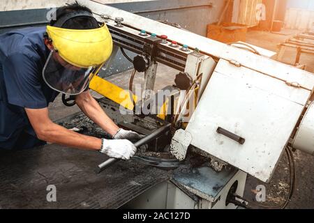 Nahaufnahme CNC-Fräsmaschine Arbeitsprozess auf Metall Industrie Stockfoto