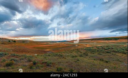 Panoramablick von Lamar Valley und Lamar River bei Sonnenuntergang. Yellowstone National Park. Wyoming. USA Stockfoto