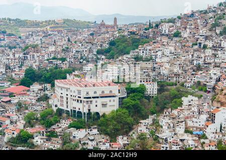 Taxco de Alarcón, Guerrero/Mexiko; 22. Mai 2014: Luftaufnahme der Stadt Stockfoto