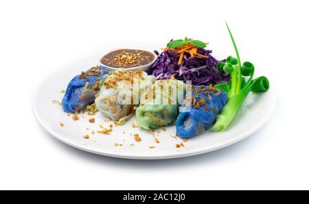 Vietnamesische Topf Mund gedämpftem Reis Mehl gefüllt mit Boden Schweinefleisch, Pilzen und Frühlingszwiebeln ontop mit knusprigen Knoblauch serviert mit Sweet Chili Erdnuss di Stockfoto